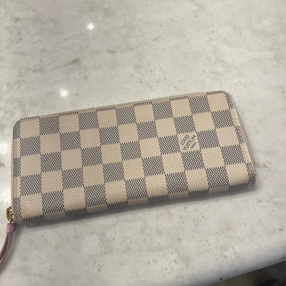 Louis Vuitton slim white wallet. In excellent condition, hardly used. Beautiful